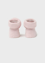 Load image into Gallery viewer, Newborn sock and headband set in pink 9657
